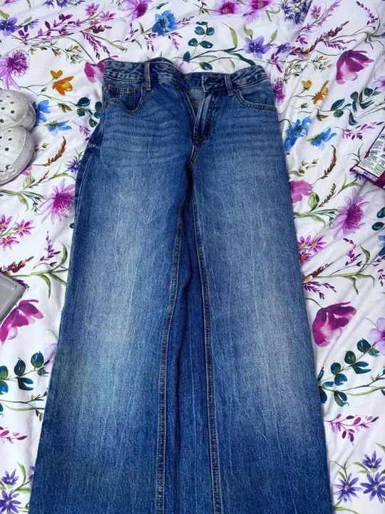 Wide-leg jeans, the phone photo