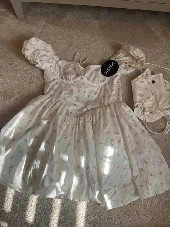 Puff-sleeve dress, the phone photo
