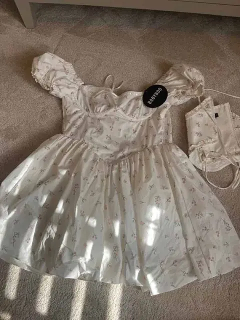Puff-sleeve dress, the phone photo